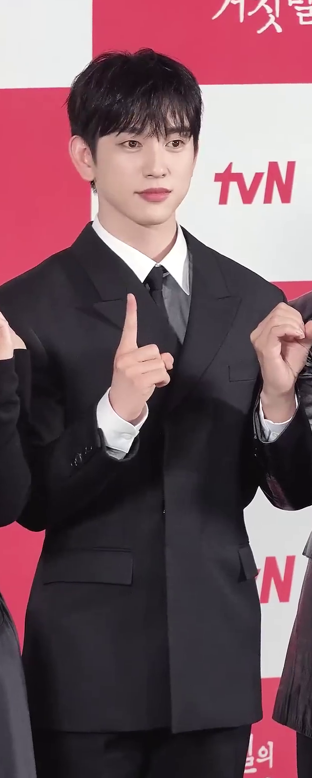 Park Jinyoung’s Arm-Around-the-Waist Moment Is Breaking the Internet